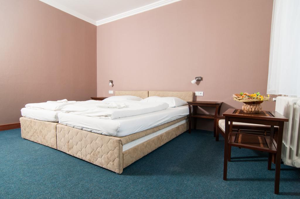 Hotel Radejov Knezdub Luaran gambar