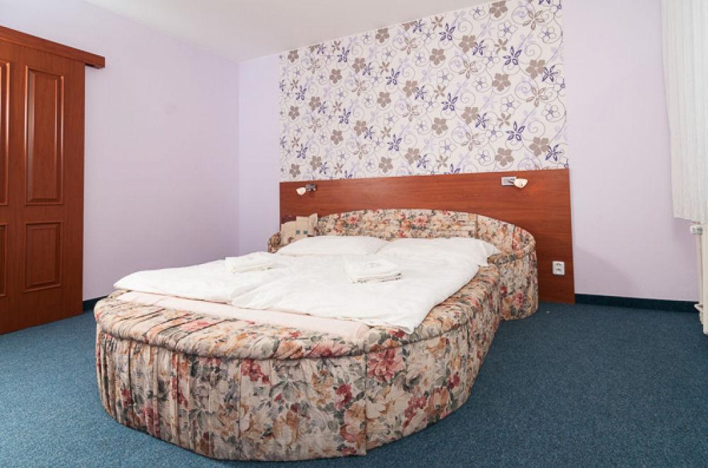 Hotel Radejov Knezdub Luaran gambar